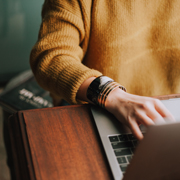 Foto: Frau beim Schreiben einer Anfrage
